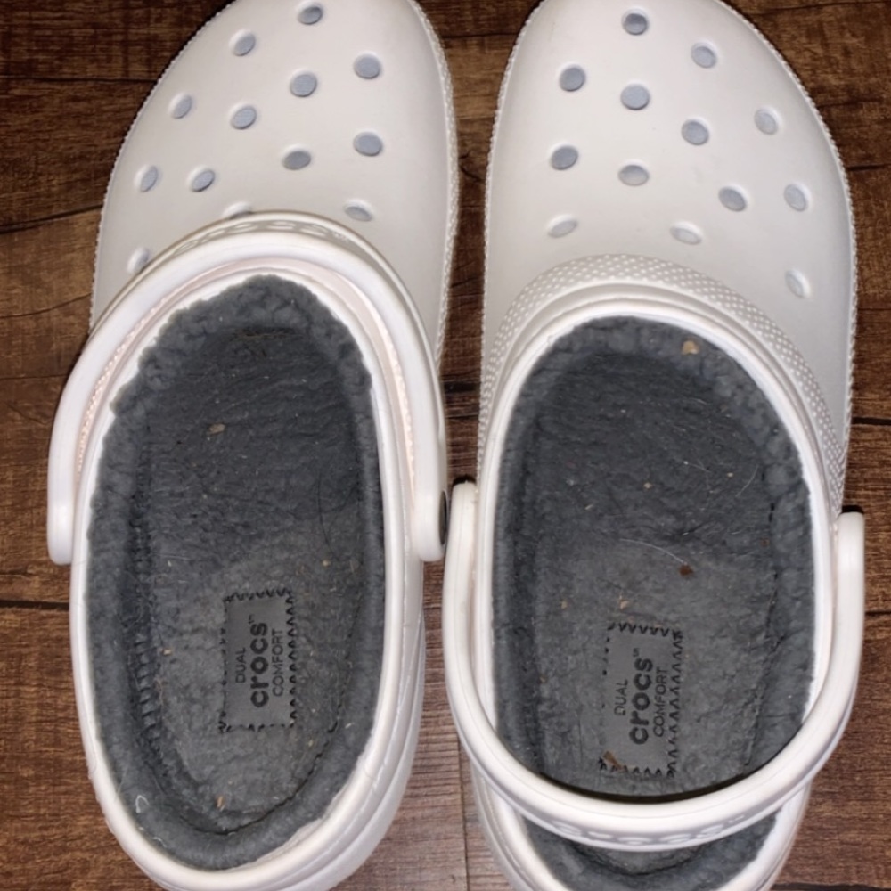 White fur crocs